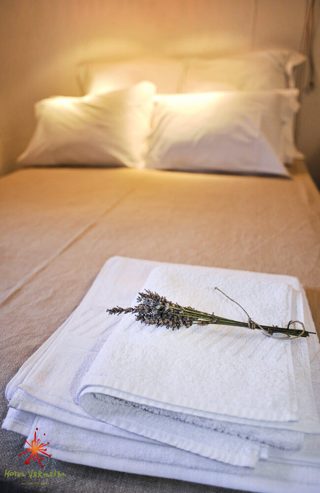 This is a detail from Sobreira Cottage double room, with light summer bedding and summer flowers